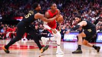 Raptors vencem Cavaliers em jogo apertado e empatam série dos playoffs