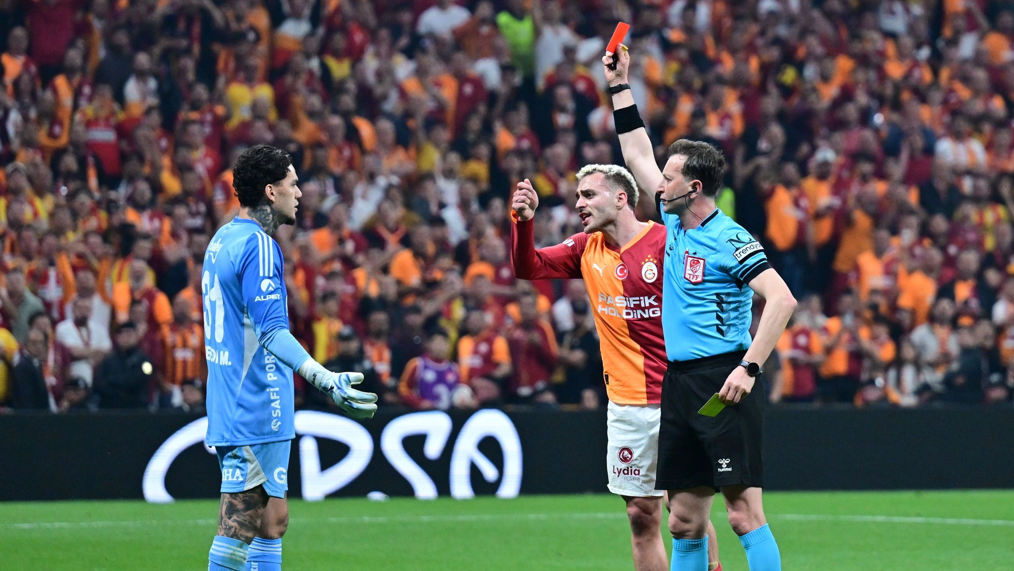 Galatasaray v Fenerbahce - Turkish Super Lig