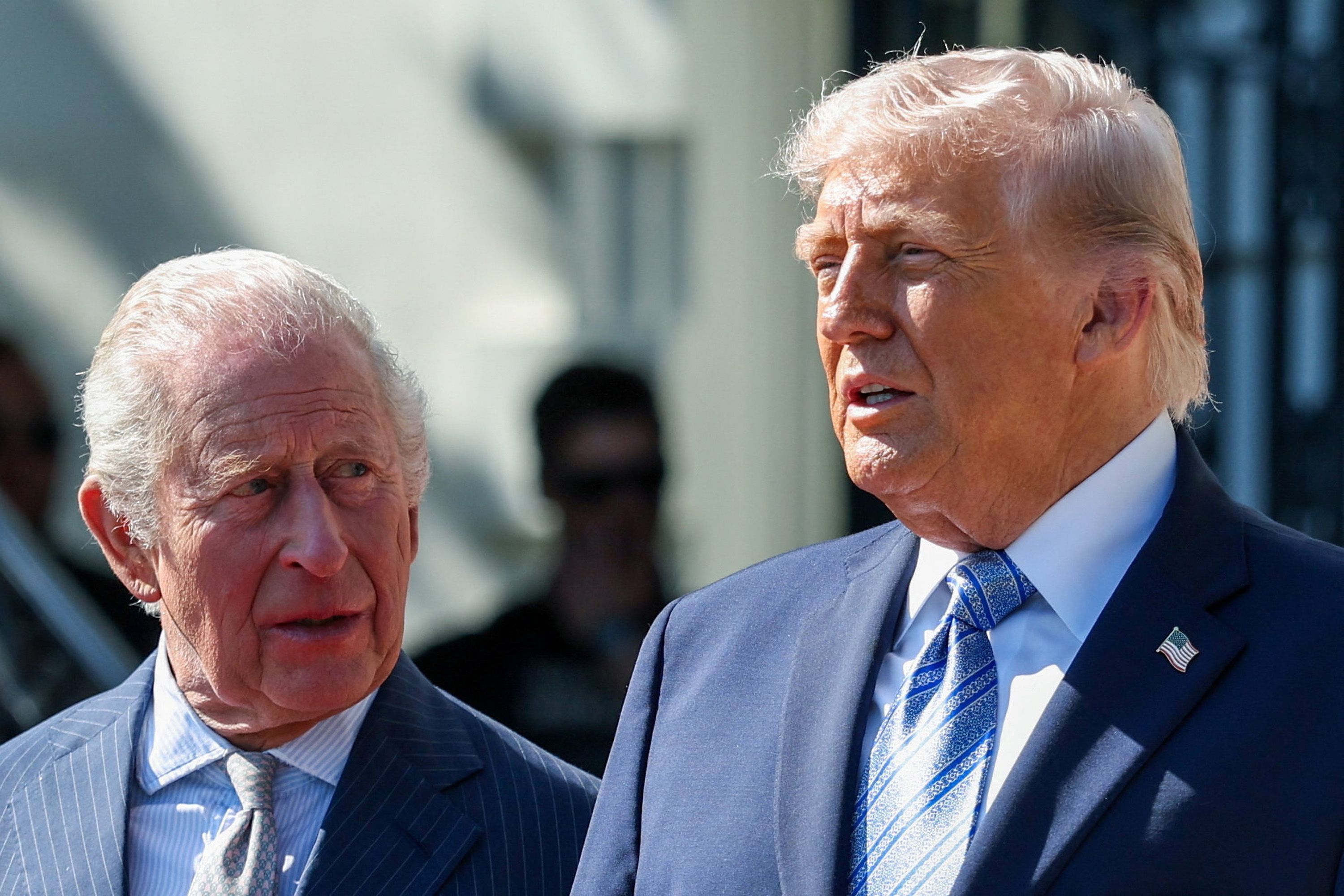 O presidente dos EUA, Donald Trump, cumprimenta o rei Charles III no primeiro dia de sua visita de Estado aos Estados Unidos