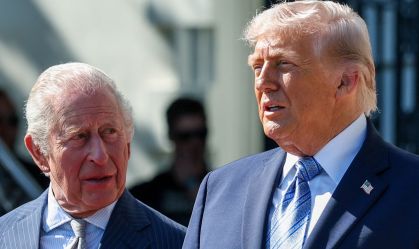 O presidente dos EUA, Donald Trump, cumprimenta o rei Charles III no primeiro dia de sua visita de Estado aos Estados Unidos