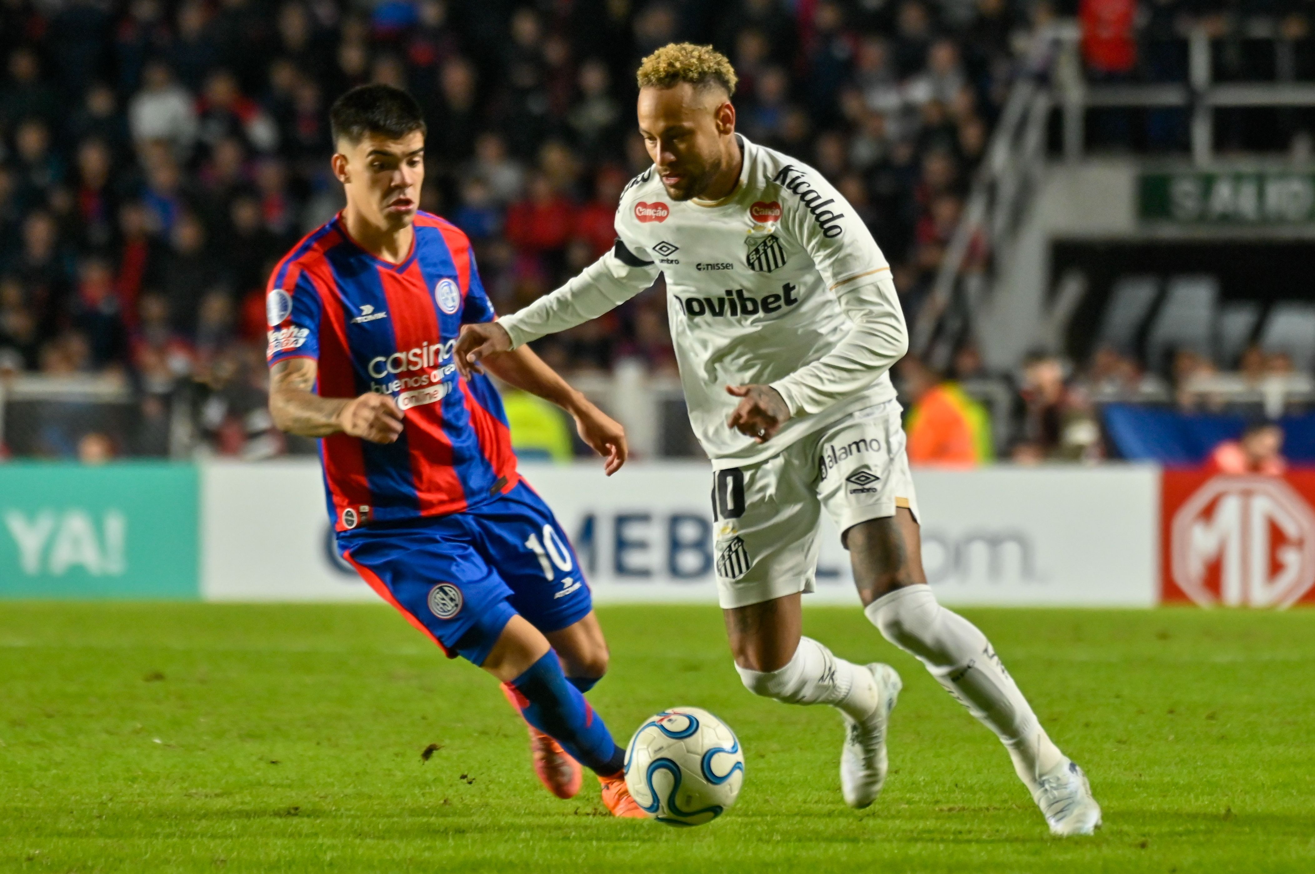 Ezequiel Herrera marcanado Neymar na Copa Sul-Americana