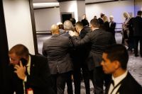 Agente Secreto é baleado durante jantar em que Trump foi retirado