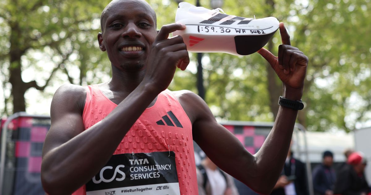 Sawe ignora polêmica sobre “super tênis” após alcançar recorde em maratona