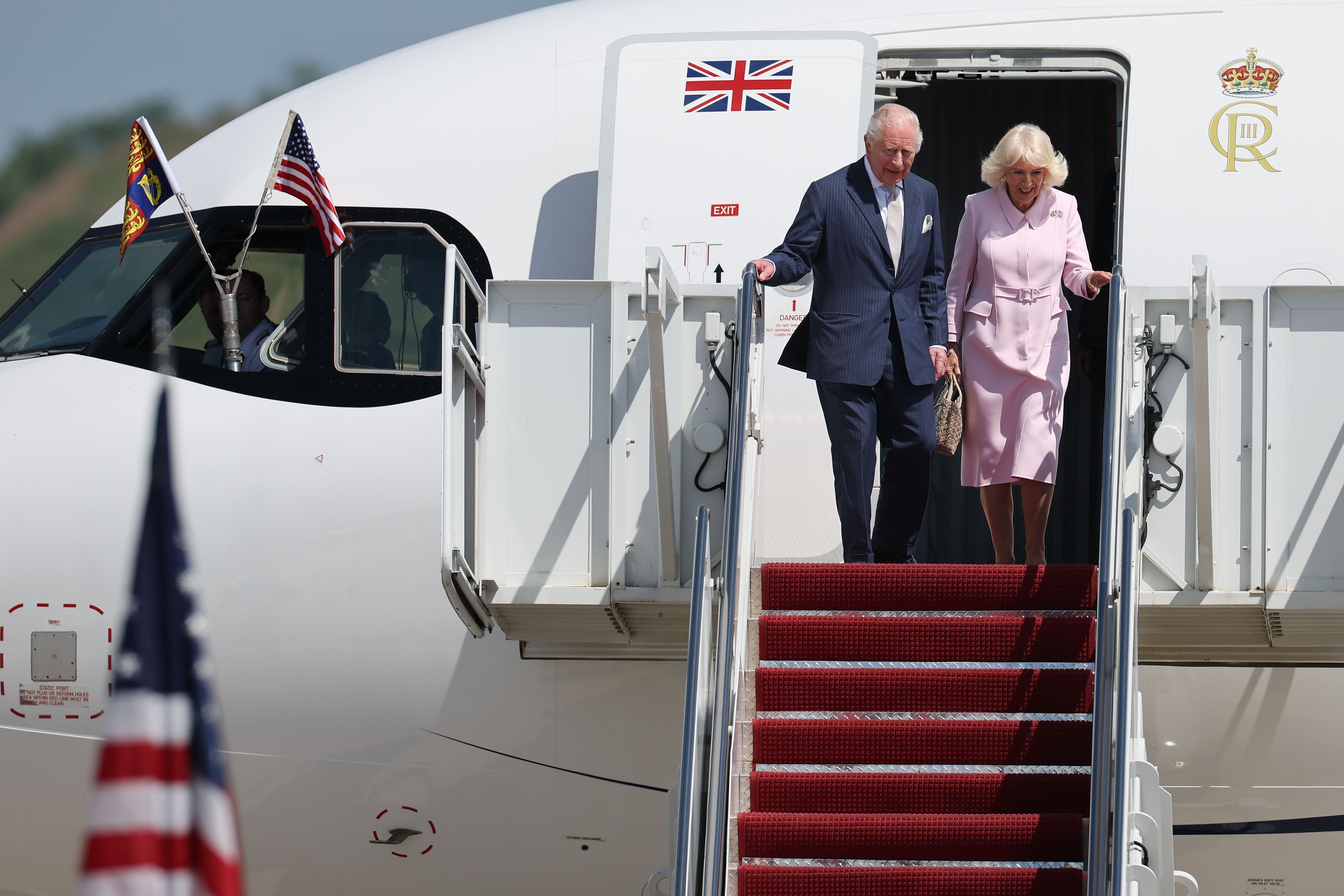 O tei Charles III e a Rainha Camilla desembarcam para o primeiro dia de sua Visita de Estado nos EUA nesta segunda-feira (27)
