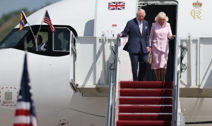O tei Charles III e a Rainha Camilla desembarcam para o primeiro dia de sua Visita de Estado nos EUA nesta segunda-feira (27)