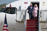 Rei Charles III chega aos EUA para visita oficial