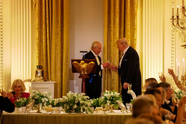 O rei Charles III do Reino Unido e o presidente dos EUA, Donald Trump, durante o jantar de Estado na Casa Branca • Chris Jackson/Getty Images