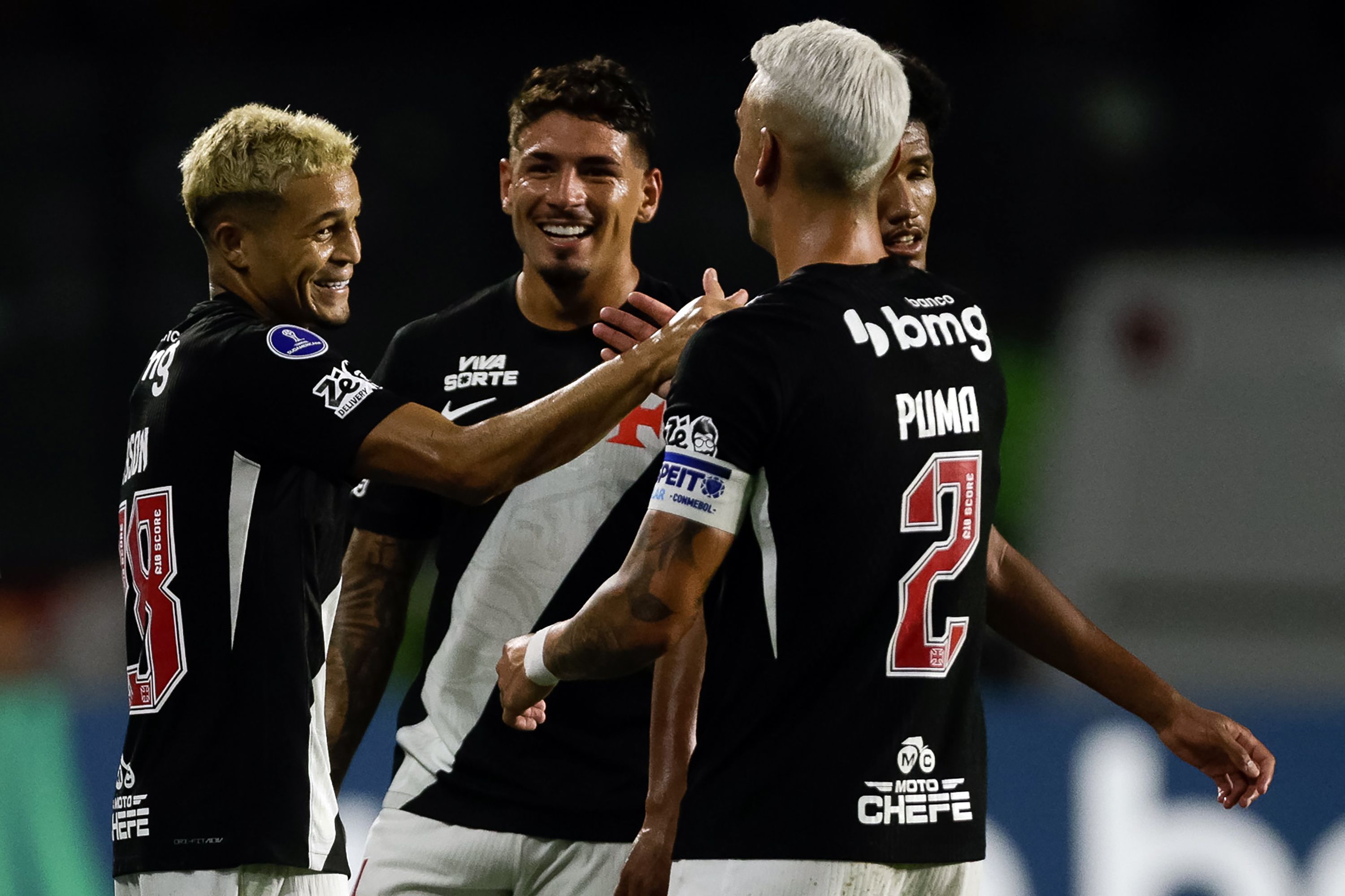 Jogadores do Vasco comemoram gol contra o Olímpia (PAR)