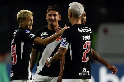 Jogadores do Vasco comemoram gol contra o Olímpia (PAR)