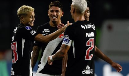 Jogadores do Vasco comemoram gol contra o Olímpia (PAR)