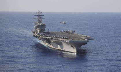 O porta-aviões USS Nimitz no Oceano Pacífico em dezembro de 2013