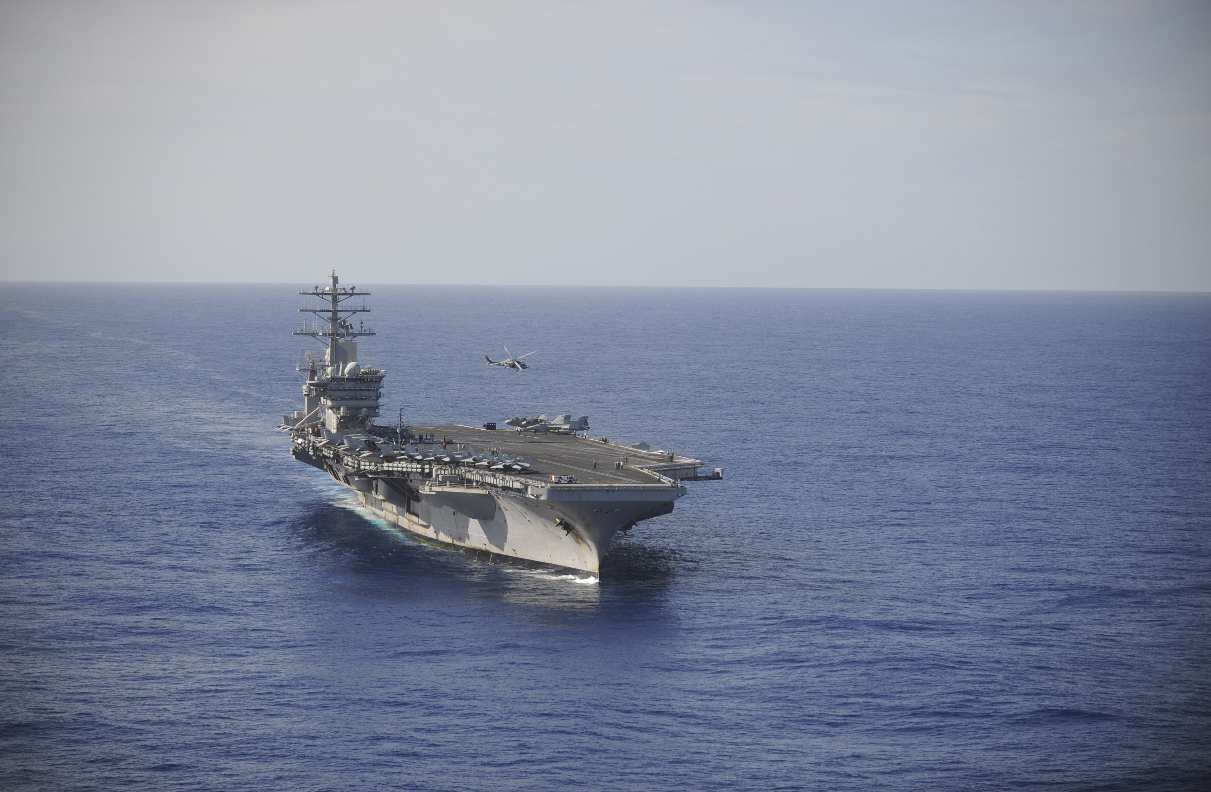 O porta-aviões USS Nimitz no Oceano Pacífico em dezembro de 2013 • Getty Images