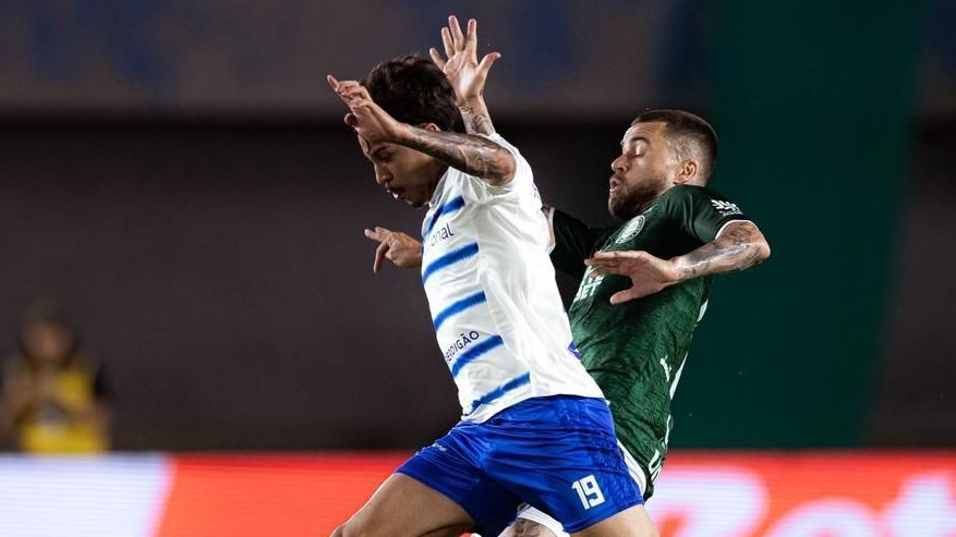 Disputa de bola em Goiás x Cruzeiro