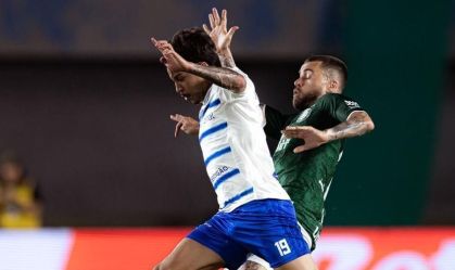 Disputa de bola em Goiás x Cruzeiro