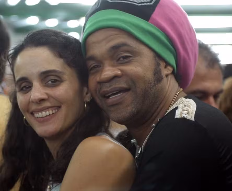 Filha de Chico Buarque revela detalhes sobre relação com Carlinhos Brown