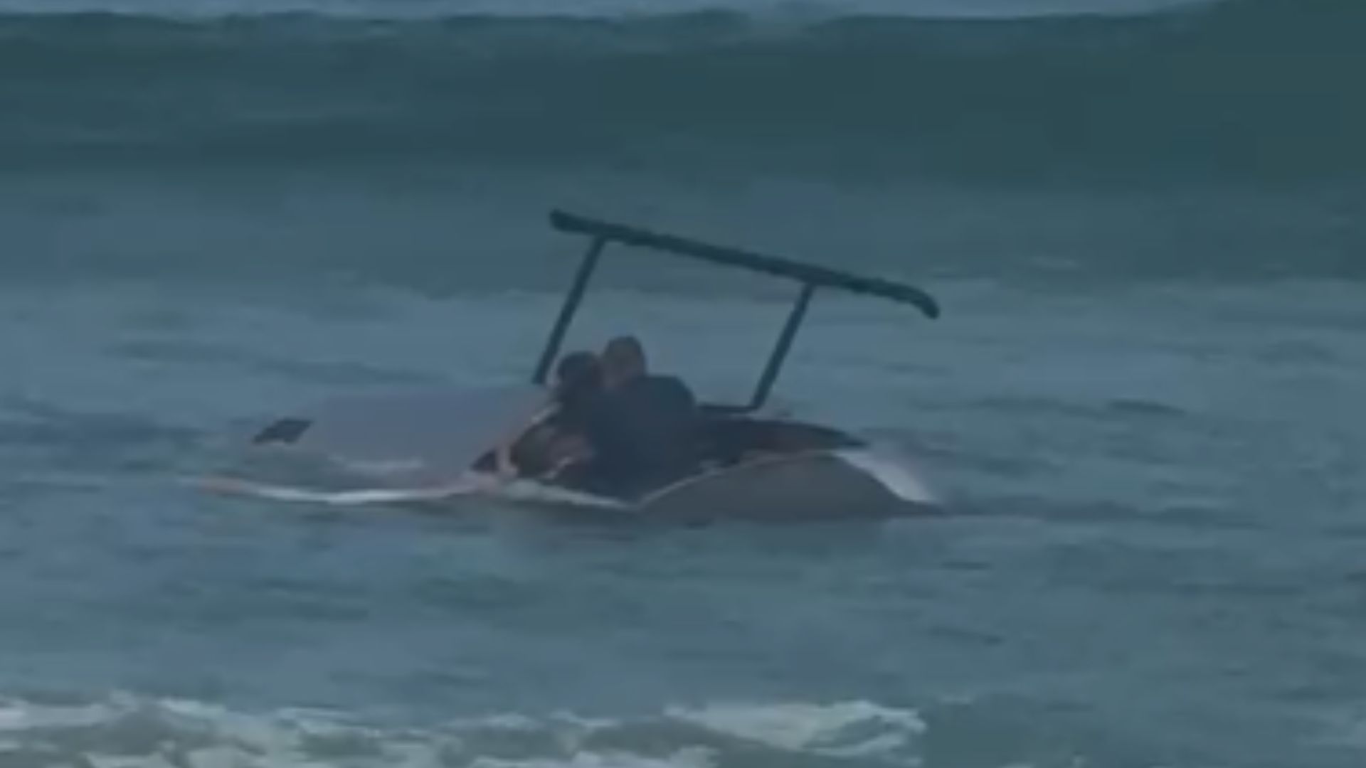 Helicóptero cai na Praia da Barra da Tijuca, no Rio de Janeiro