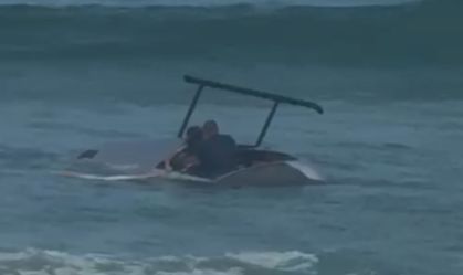 Helicóptero cai na Praia da Barra da Tijuca, no Rio de Janeiro