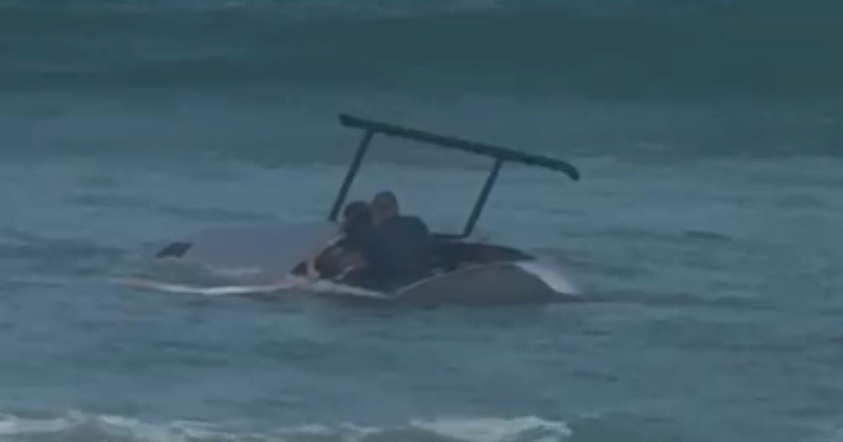Veja imagens da queda de helicóptero em praia da Barra da Tijuca