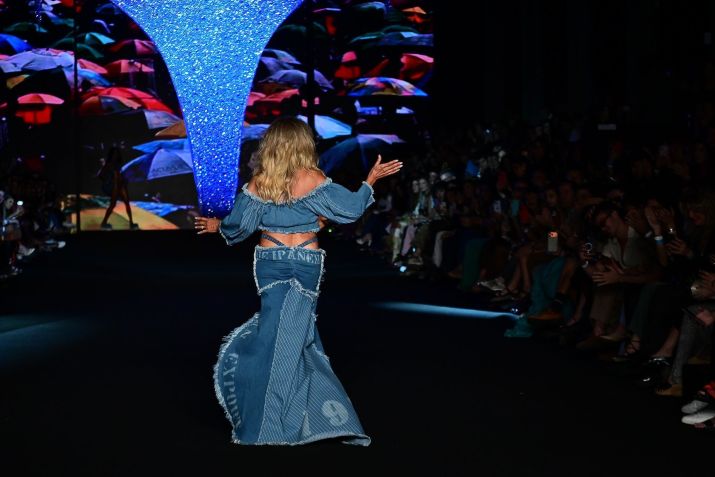 Helô Pinheiro no desfile da Blue Man no Rio Fashion Week • Marcelo Sá Barretto/AgNews
