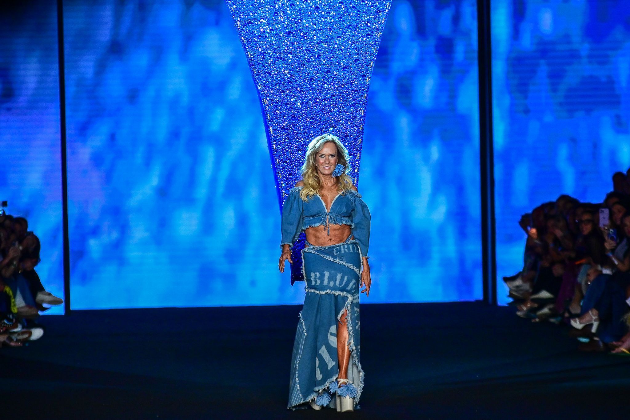 Helô Pinheiro no desfile da Blue Man no Rio Fashion Week • Marcelo Sá Barretto/AgNews