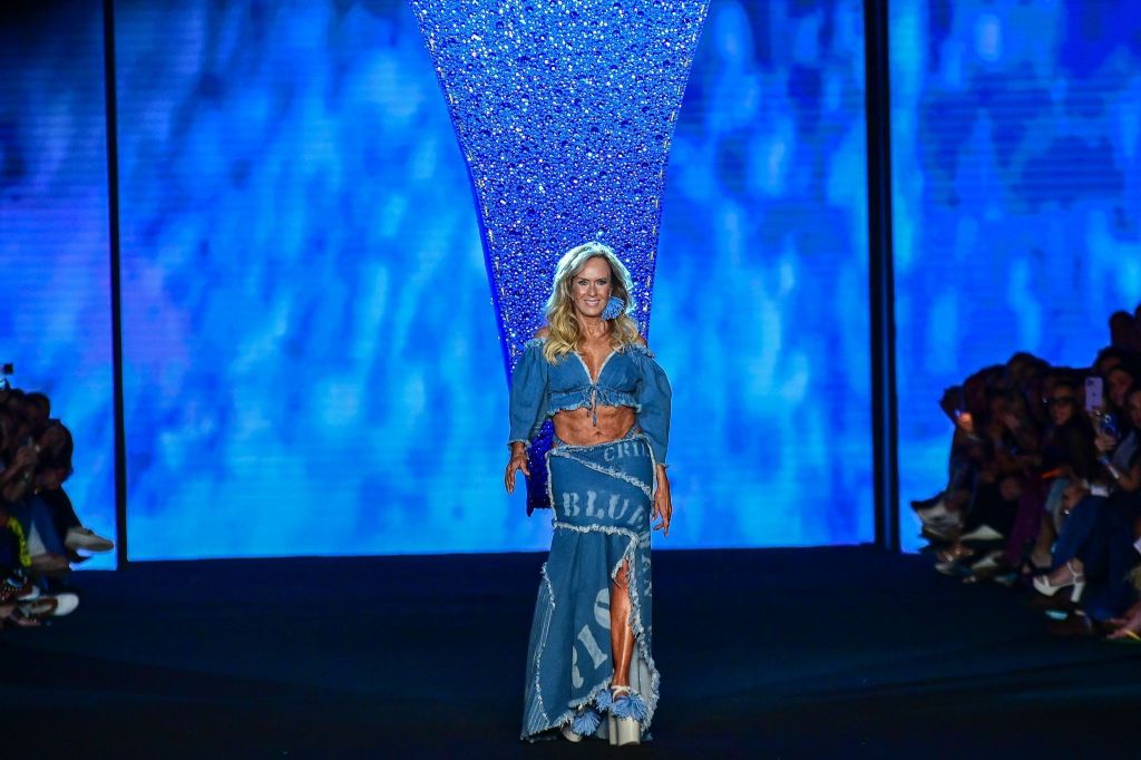 Helô Pinheiro no desfile da Blue Man no Rio Fashion Week