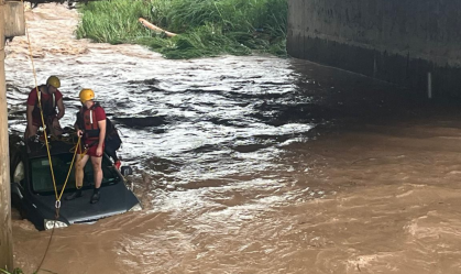 O órgão informou que a vítima perdeu o controle do automóvel em razão da enxurrada e, após cair na calha, o carro foi arrastado pela correnteza