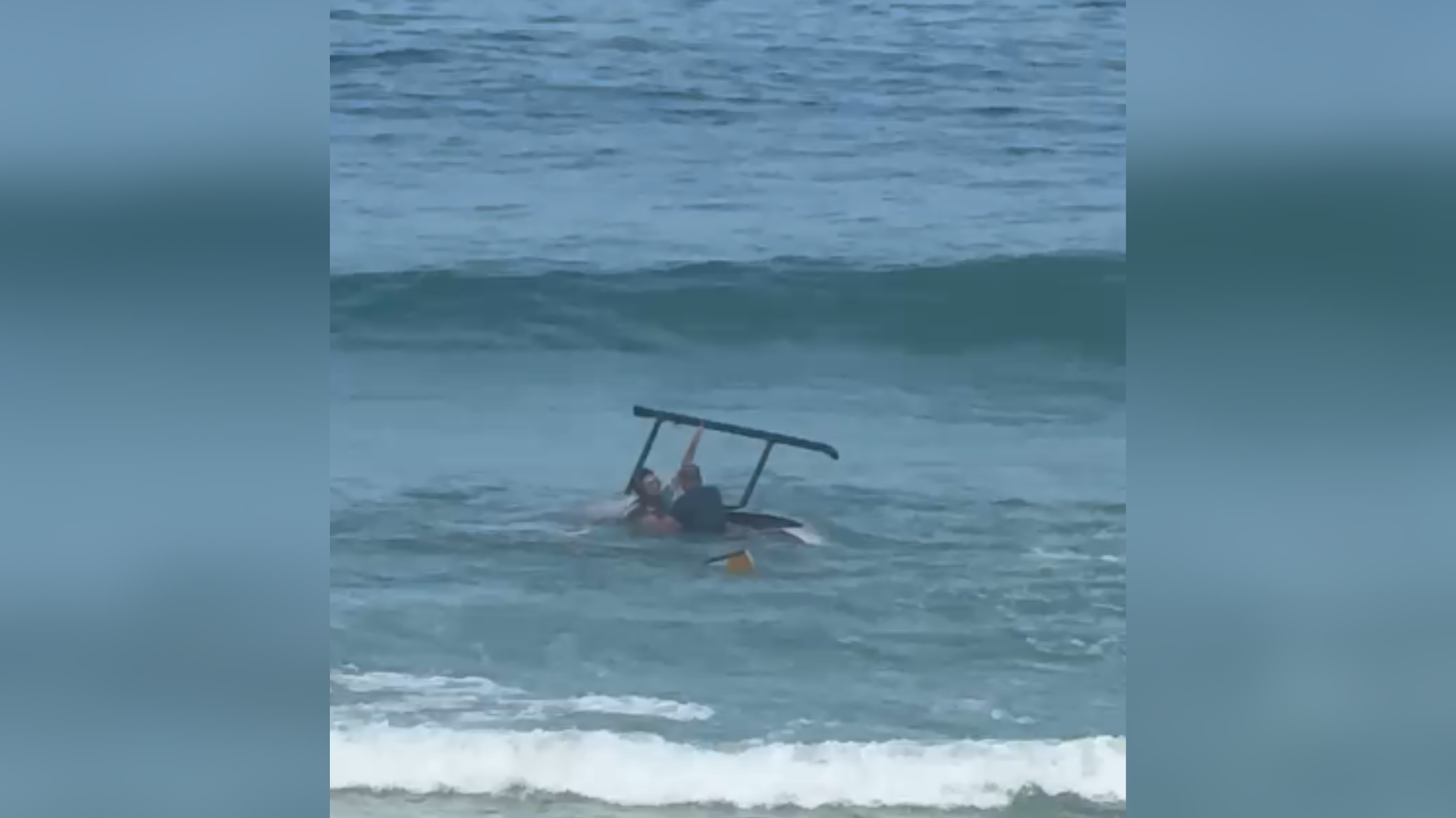 Na manhã desta sexta-feira (3), um helicóptero caiu na Praia da Barra da Tijuca, situada na Zona Oeste do Rio de Janeiro