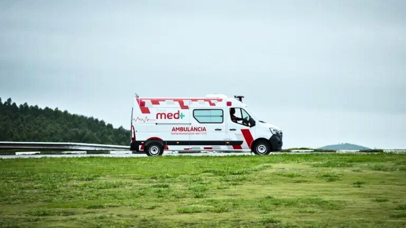 Imagem mostra ambulância do grupo Med+ • Reprodução