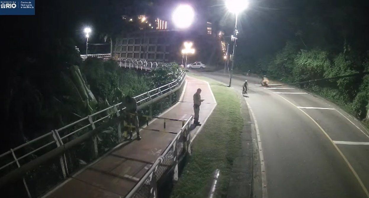 Imagem mostra interdição da ciclovia Tim Maia após fortes ondas neste sábado (11)