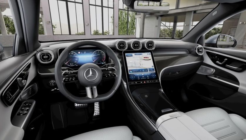 Interior do Mercedes-Benz GLC 300 • Divulgação