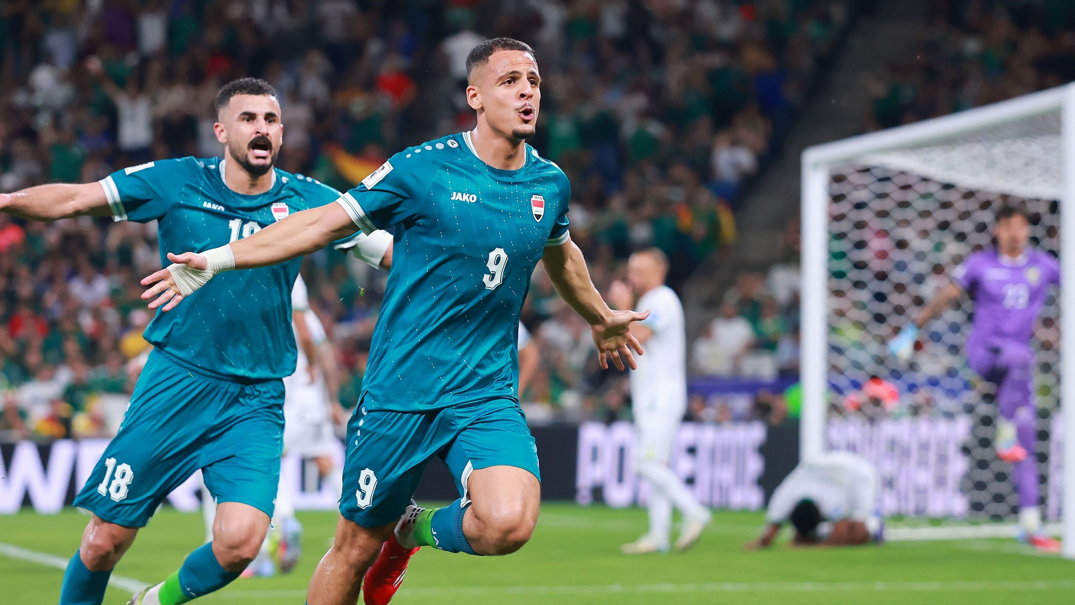 Ali Al-Hamadi celebra o gol da que abriu o placar para o Iraque