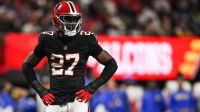 Jogador da NFL responde por crimes e não se apresenta após prisão nos EUA
