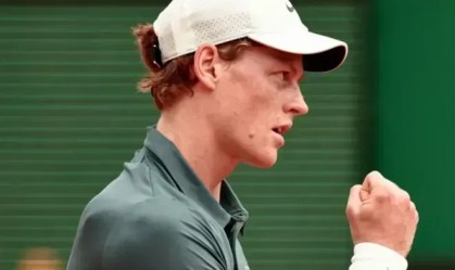 Jannik Sinner em ação em Monte Carlo