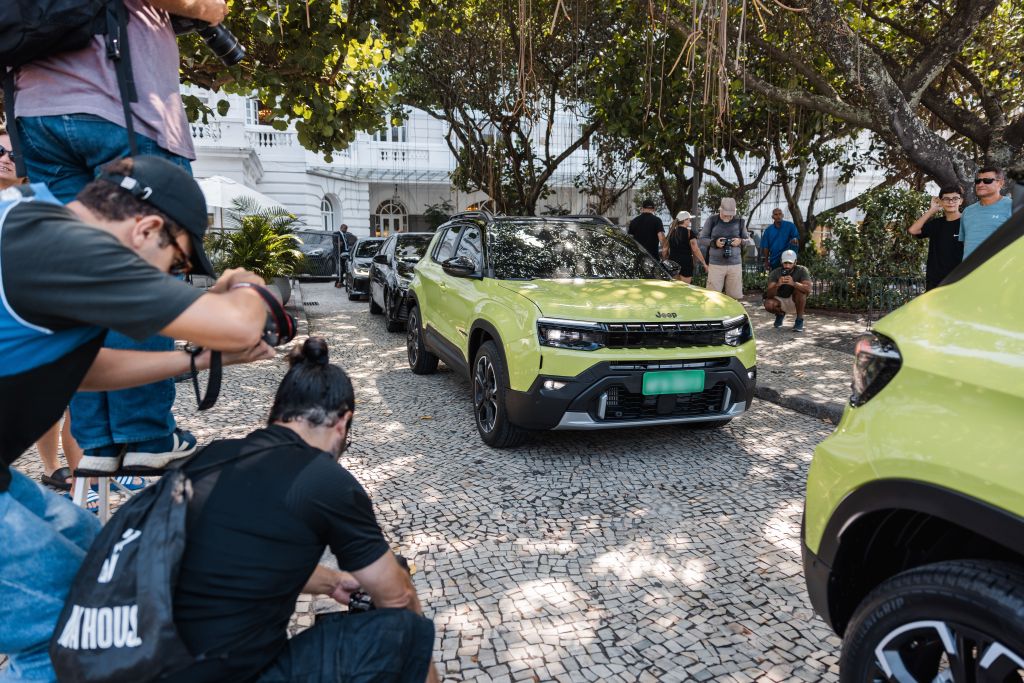 Jeep Avenger faz aparição em Copacabana antes do lançamento global