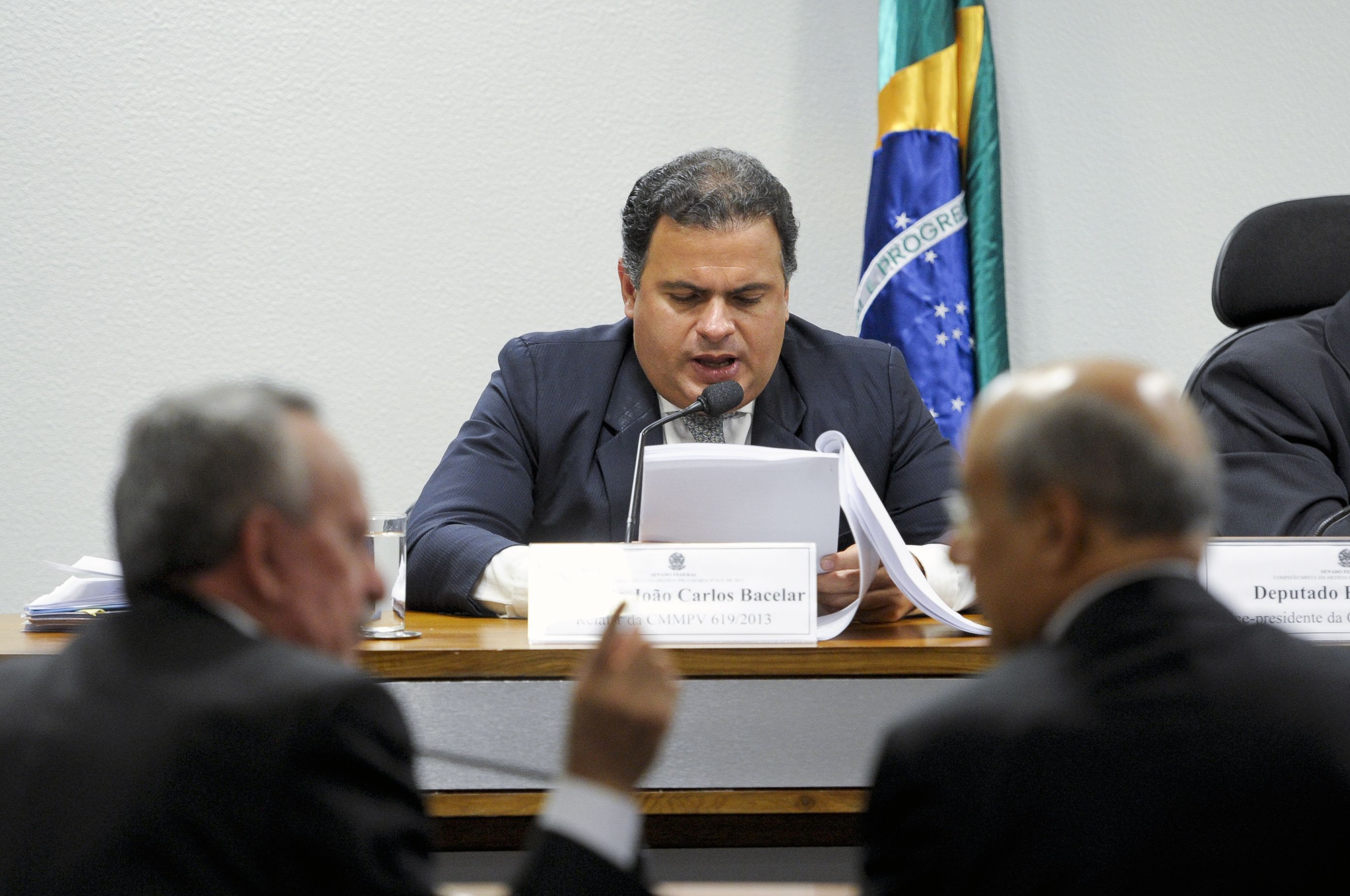 Deputado João Carlos Bacelar (PR-BA) durante reunião da comissão mista destinada a examinar a Medida Provisória 619/13, que estabelece ações para ampliar a capacidade de armazenagem de grãos no paísFoto: Lia de Paula/Agência Senado