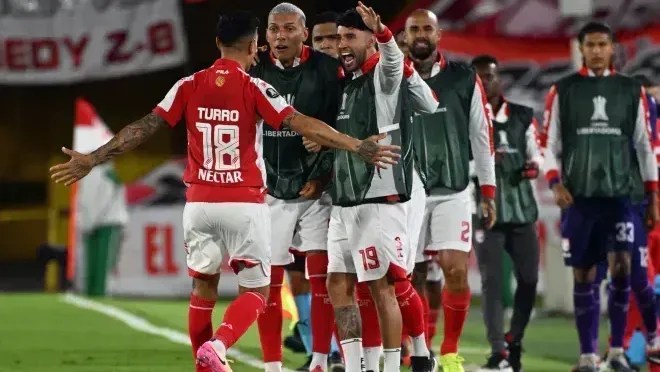 Atletas do Santa Fe comemoram gol na Libertadores