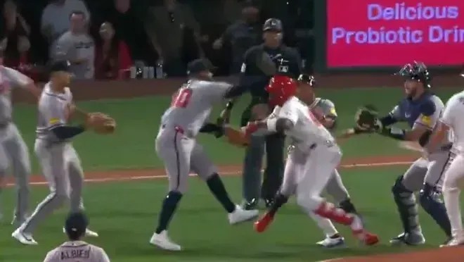 Jogadores trocam socos em partida entre Angels e Braves pela MLB