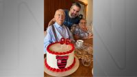 Com bolo do Flamengo, Sarney comemora 96 anos ao lado da família
