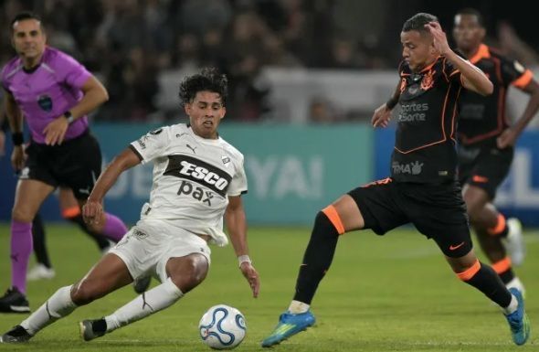 Kayke foi titular na vitória do Corinthians sobre o Platense