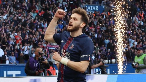 Kvaratskhelia celebra gol pelo PSG