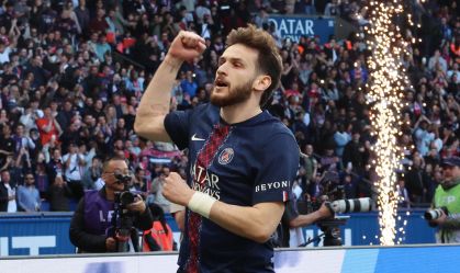 Kvaratskhelia celebra gol pelo PSG
