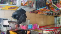 Vídeo: homem pede perdão após assaltar mercado e ser baleado em SP
