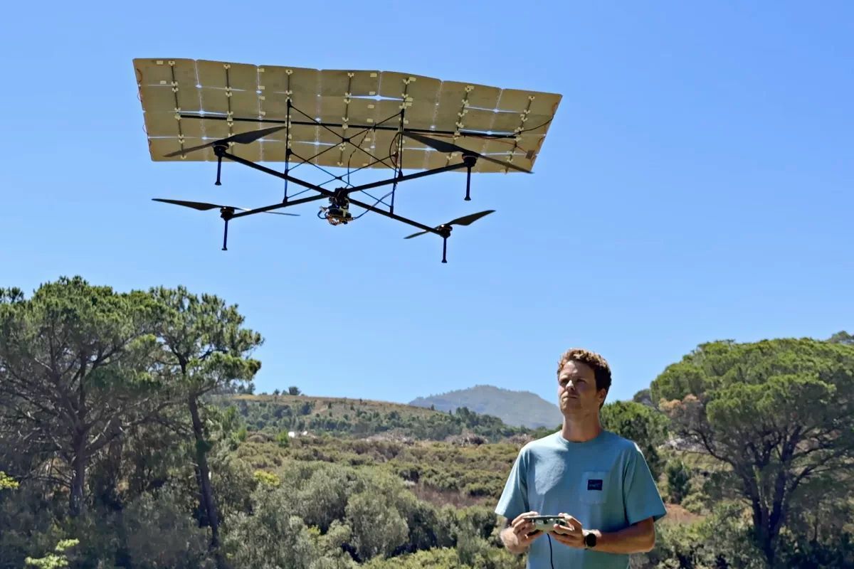 Luke-Bell-operando-seu-drone-solar