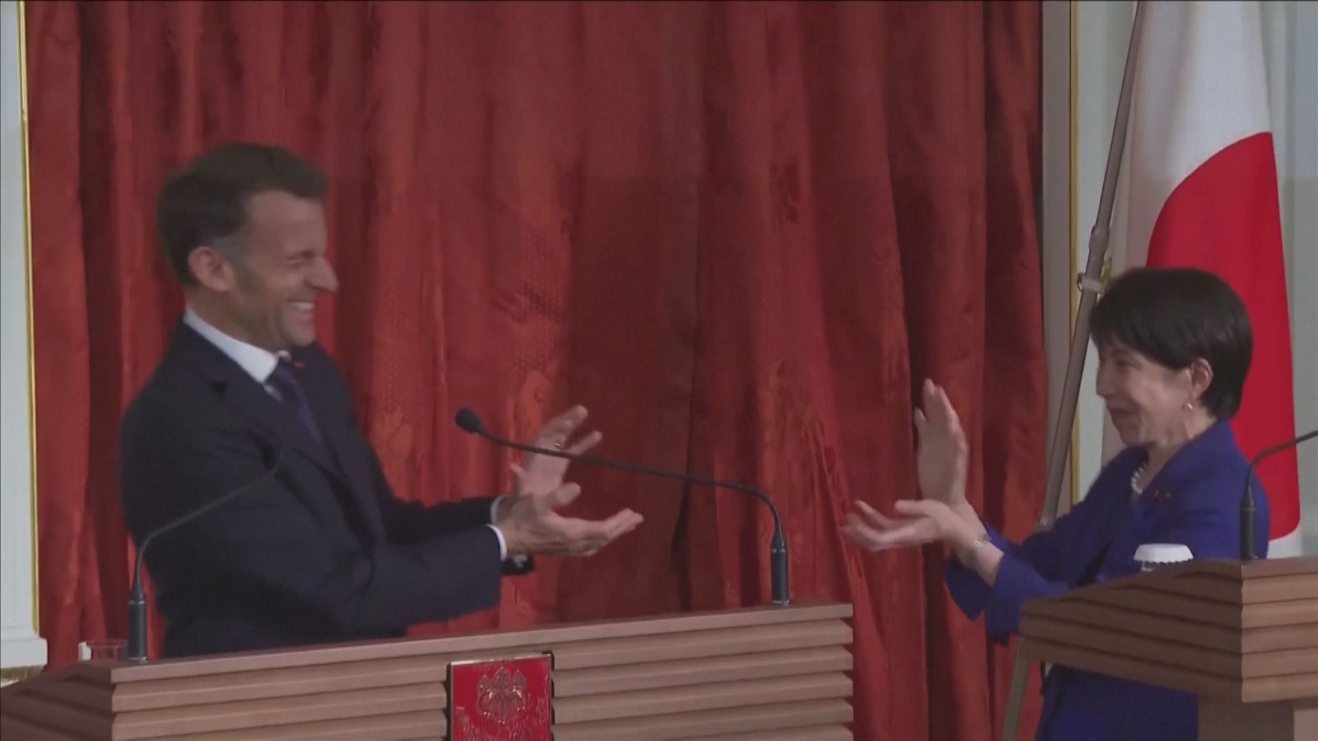 Macron e Takaichi fazem pose de 'Dragon Ball' ao final da coletiva de imprensa.mp4_frame_428