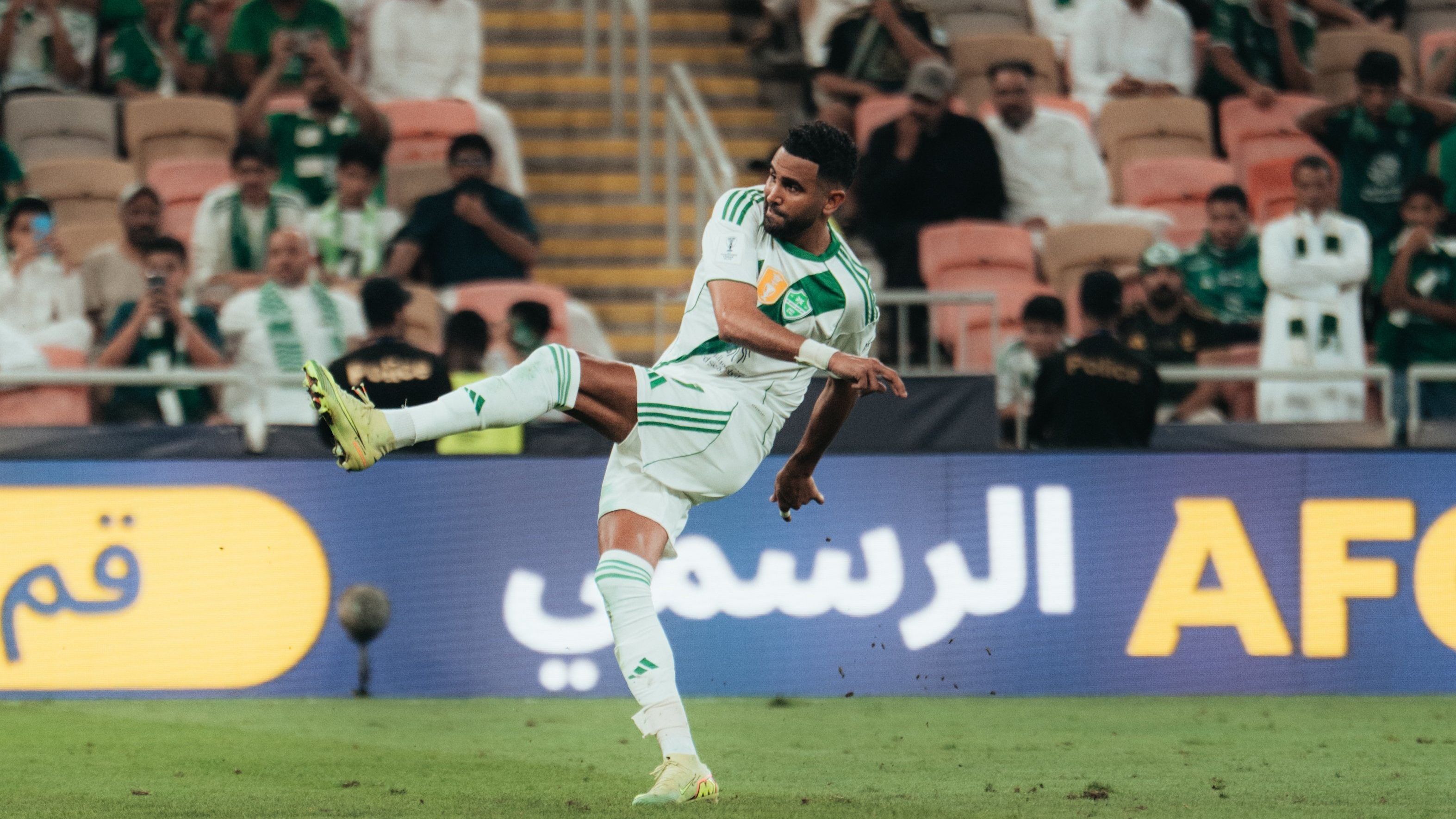 Riyad Mahrez colocou o Al-Ahli na próxima fase