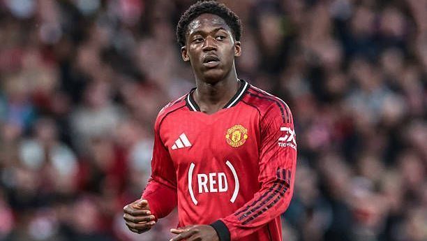 Mainoo assina renova contrato com o Manchester United até 2031