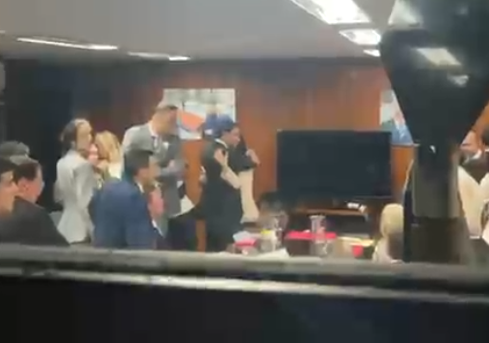 Messias abraçando esposa