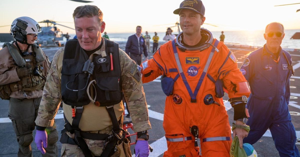 “Bem-vindos”: Veja momento da saída de astronautas da Orion após Artemis II