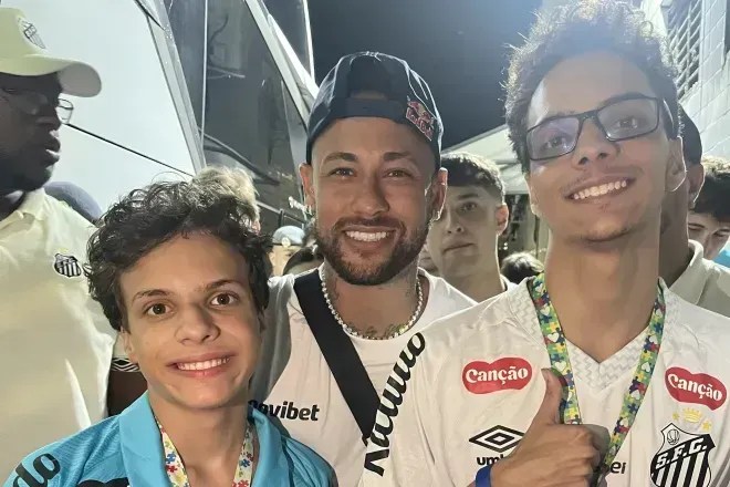 Neymar se encontra com Charles e Chiquinho