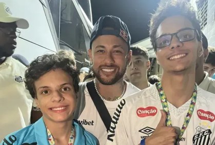 Neymar realiza sonho de irmãos autistas após vitória do Santos